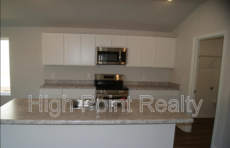 3 bed, 2.0 bath, 1328 sqft, $1,595 — Photo 4