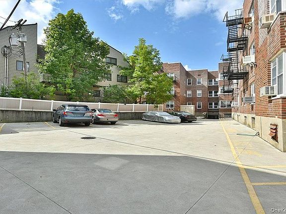 4th image of 75 S Middle Neck Rd APT 4A