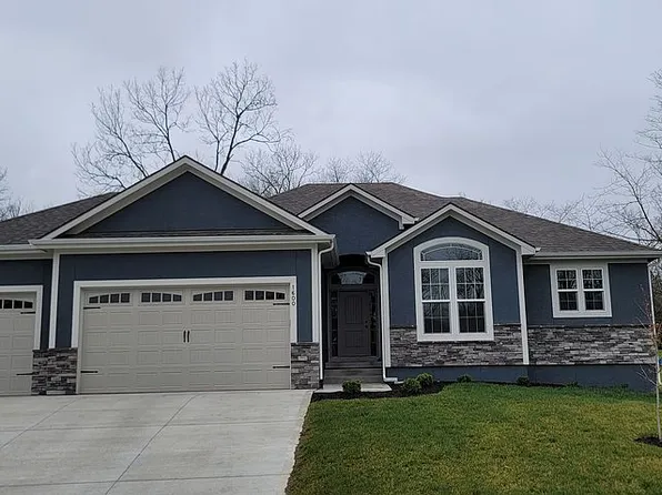 1600 Stonewall Dr, Oak Grove, MO 64075