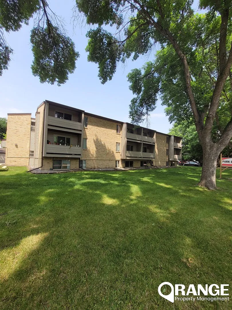 Park Downs Apartments — Photo 1