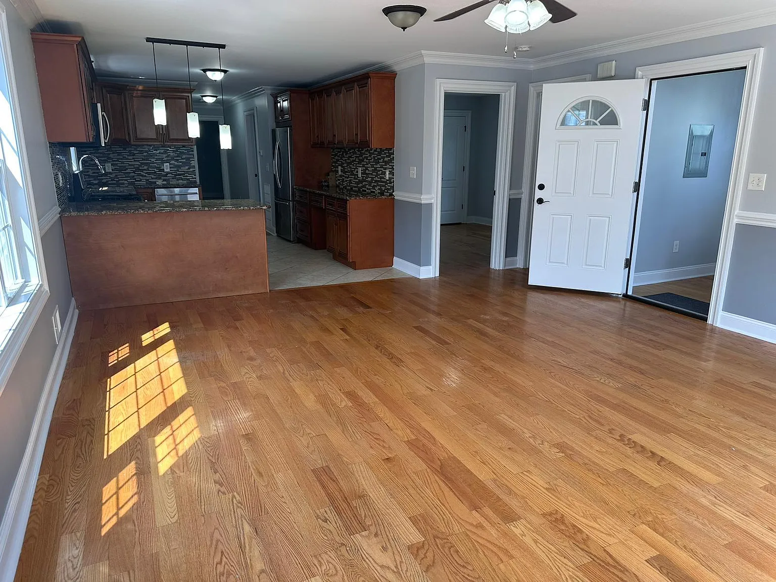 3 bed, $3,195 — Photo 4