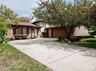 7835 Cherry Tree Ln, Willowbrook, IL 60527