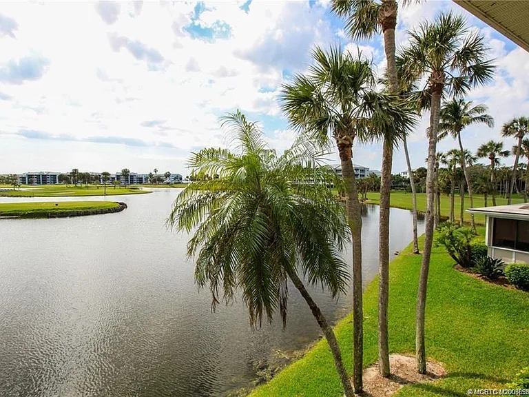 310 NE Golfview Cir #310 — Photo 3