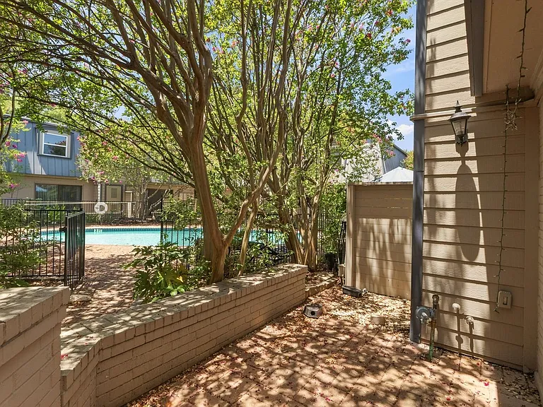 2500 Steck Ave #7 — Photo 7
