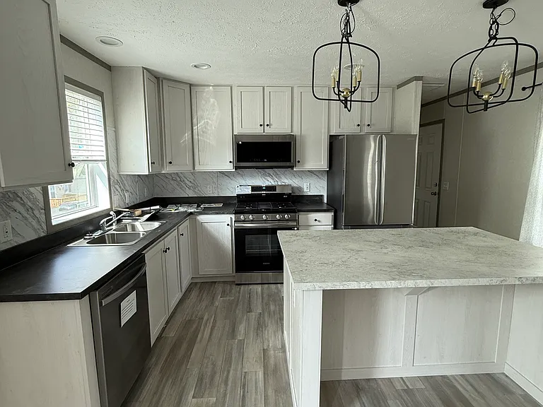 605 Larimore Cir — Photo 8