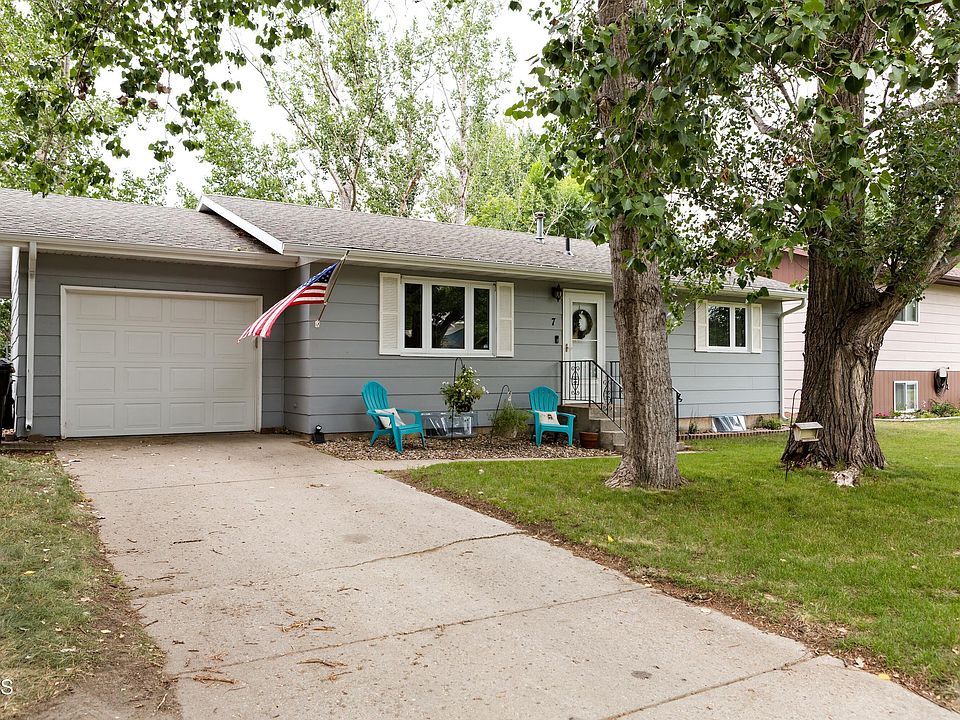 1st image of 7 Stanley Dr