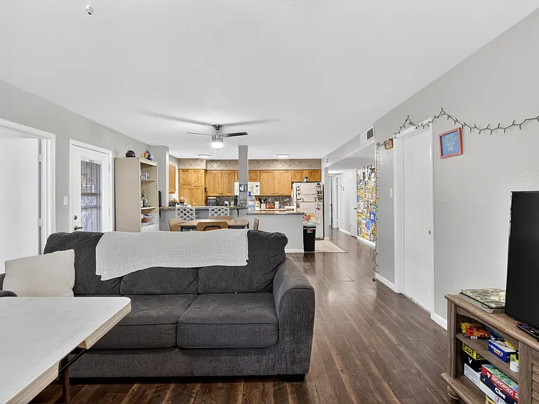 123 E Erie Dr — Photo 5