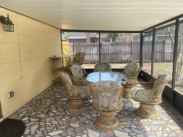 Private Large cozy covered patio poolside, furniture included. Seat cushions are easily replaceable on this dining and bar set.