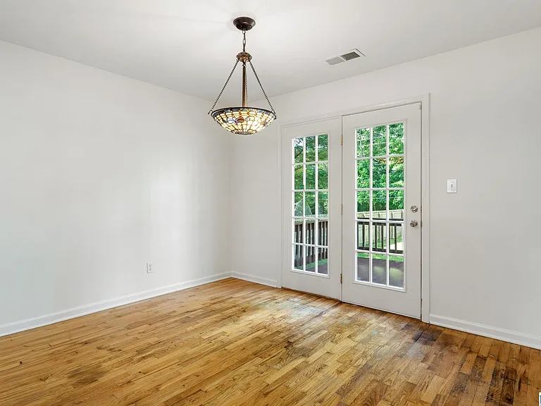 1004 W Walnut St — Photo 15
