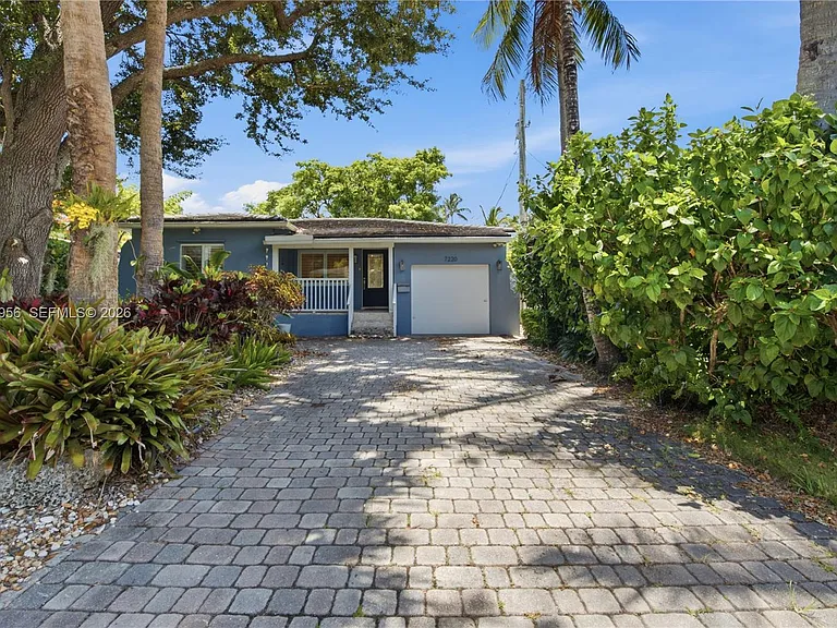 7220 SW 53rd Ct — Photo 1