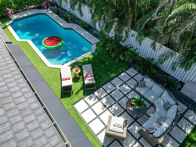 222 N Tradewinds Ave — Photo 3