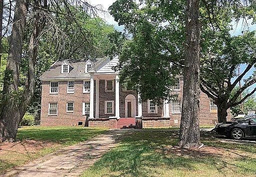 2nd image of 1004 W Main St #2