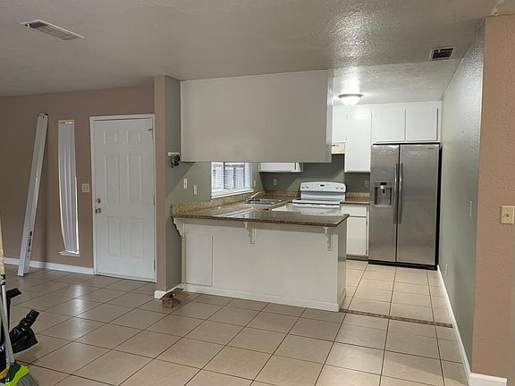 4th image of 8766 Fox Creek Dr