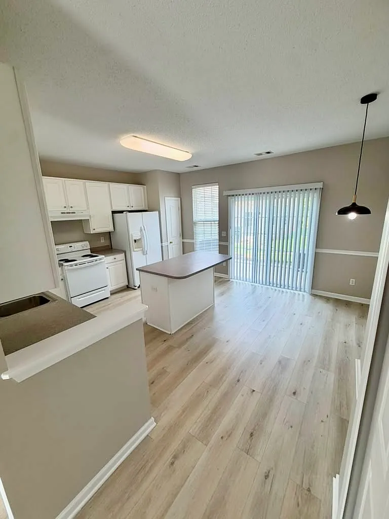 2 bed, 2.5 bath, 1550 sqft, $1,700 — Photo 2
