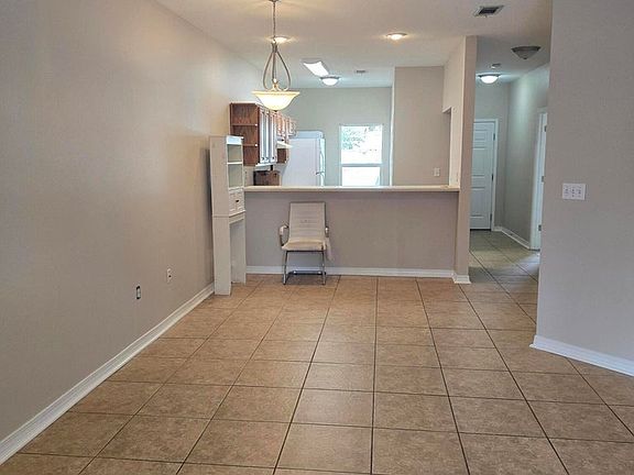 4th image of 204 Ann Cir #C