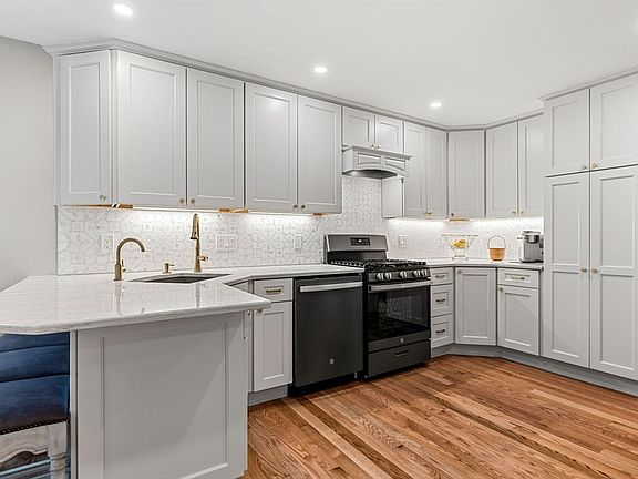 3rd image of 8 Knollwood Ct Unit 8