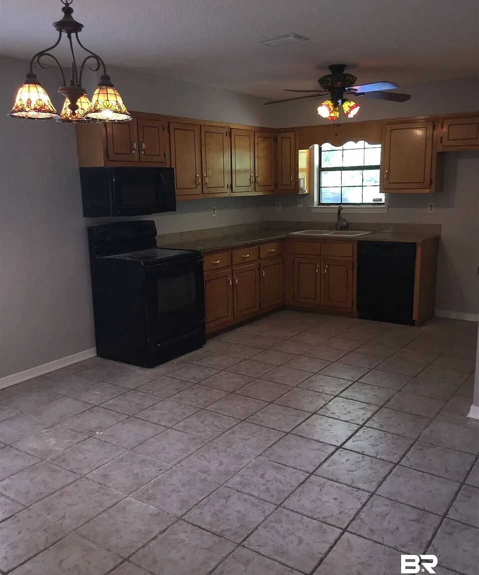 3 bed, 2.0 bath, 1988 sqft, $1,900 — Photo 4