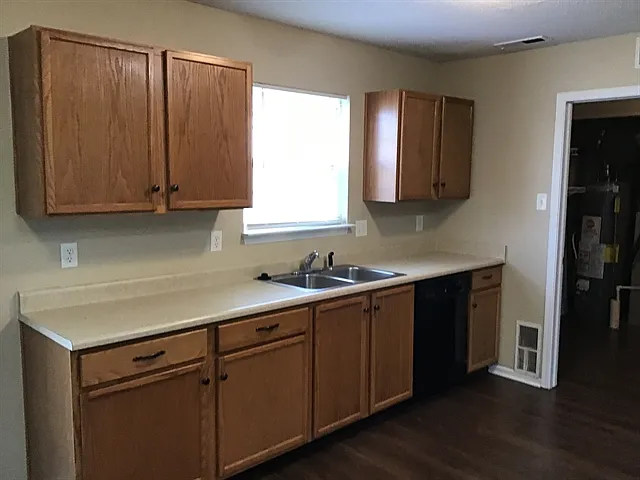 3 bed, 2.5 bath, 2240 sqft, $1,995 — Photo 2