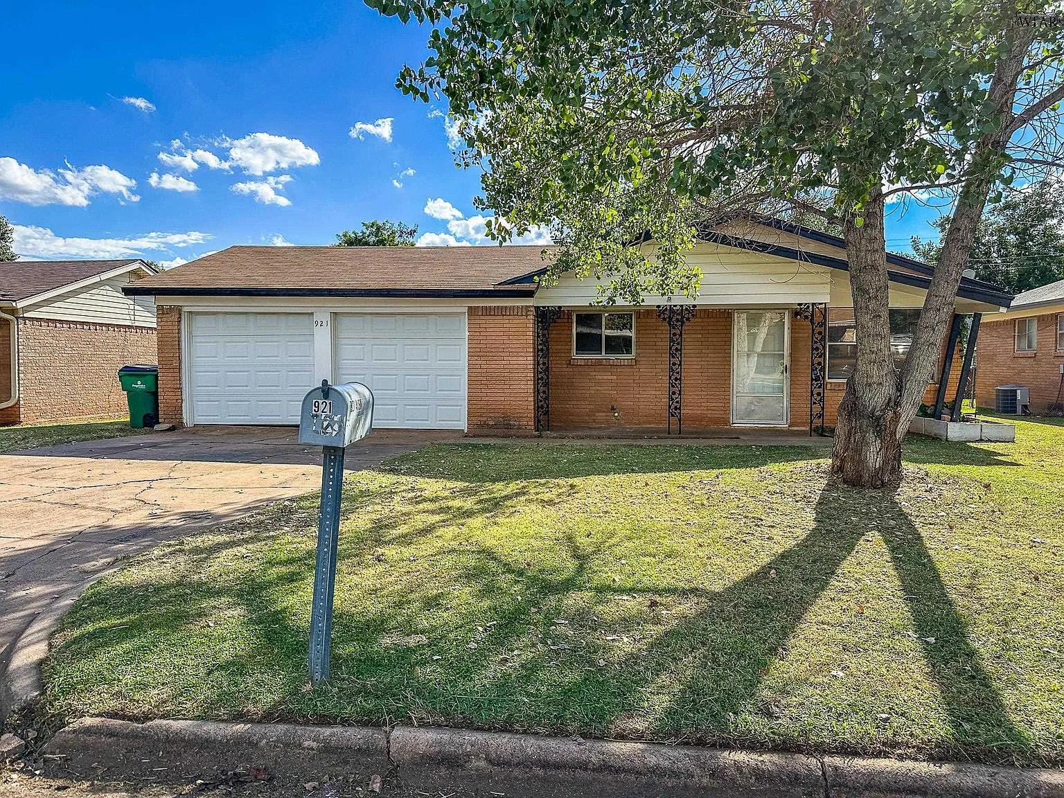3 bed, 1.5 bath, 975 sqft, $1,200 — Photo 2