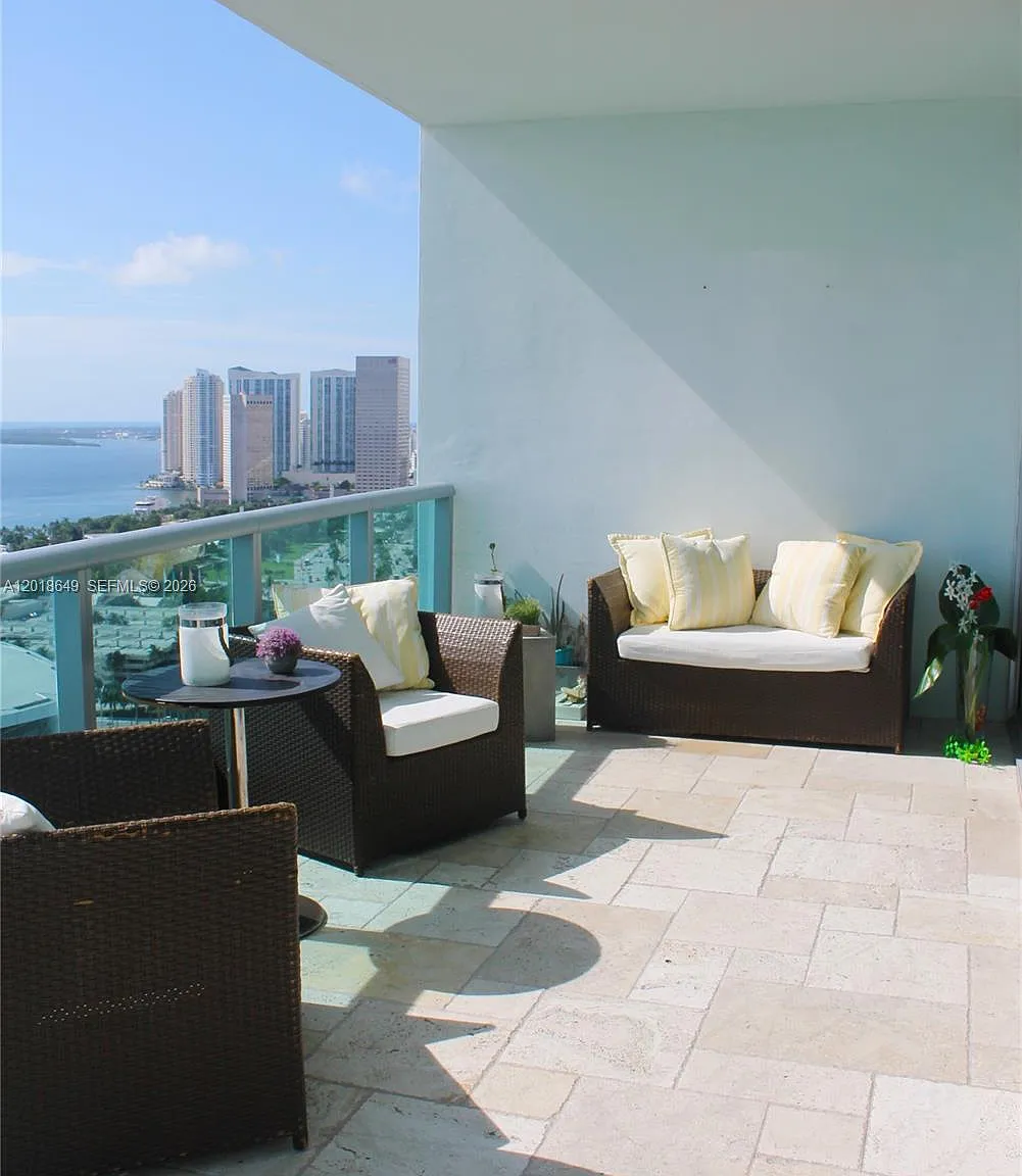 1 bed, 2.0 bath, 950 sqft, $5,499 — Photo 1