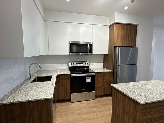 3rd image of 1010 Dundas St E #514