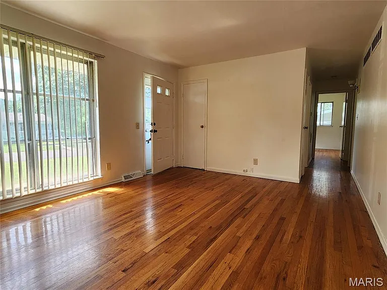 702 Vendome Ln — Photo 5