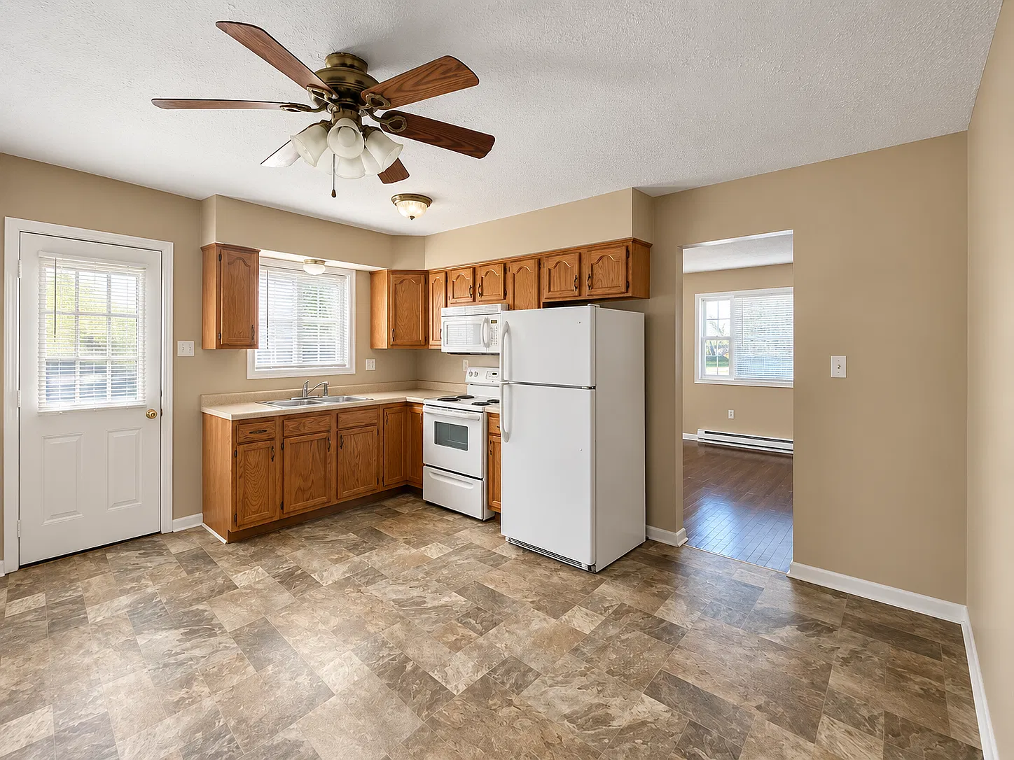 2 bed, 880 sqft, $900 — Photo 3