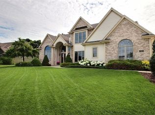 W260N2824 Steeplechase Dr, Pewaukee, WI 53072