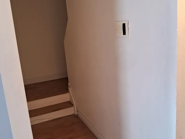 1421 Dundas St W — Photo 9