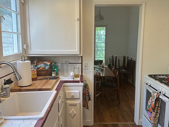 Separate kitchen and dining room, perfect for dinner parties and entertaining!