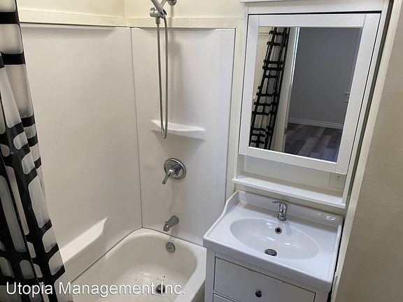 4th image of 909 Virginia St #B