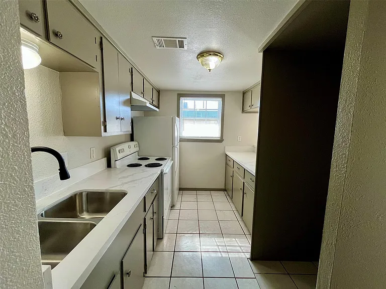 1042 W Village Ct #D — Photo 12