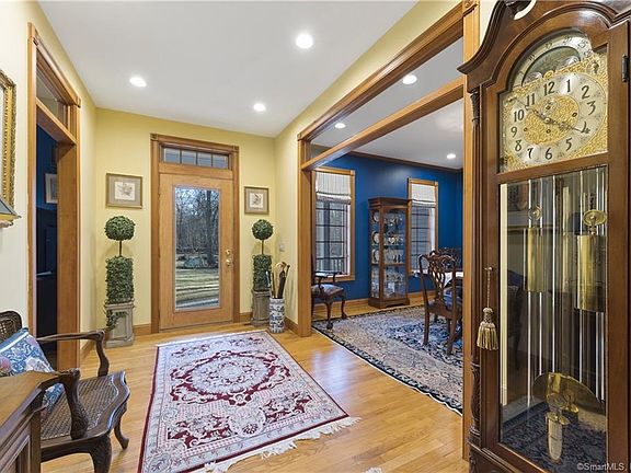 4th image of 11 Maywood Dr