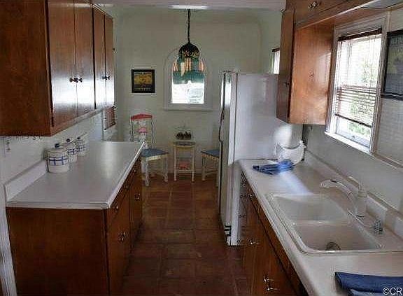 4th image of 338 Carroll Park W