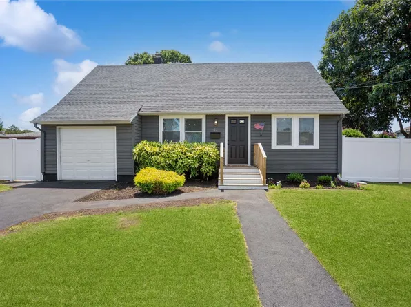 22 Roderick Road, West Islip, NY 11795