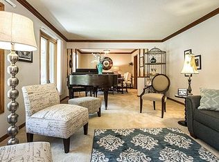 7021 Rocklyn Cir, Urbandale, IA 50322