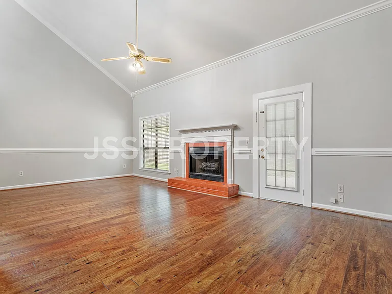 2267 Cheshire Dr — Photo 3