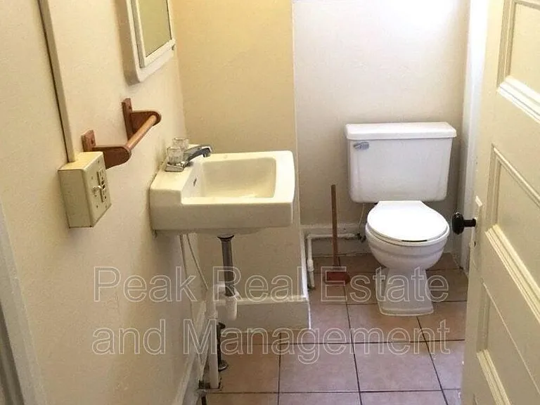 253 Eastern Ave SE — Photo 11