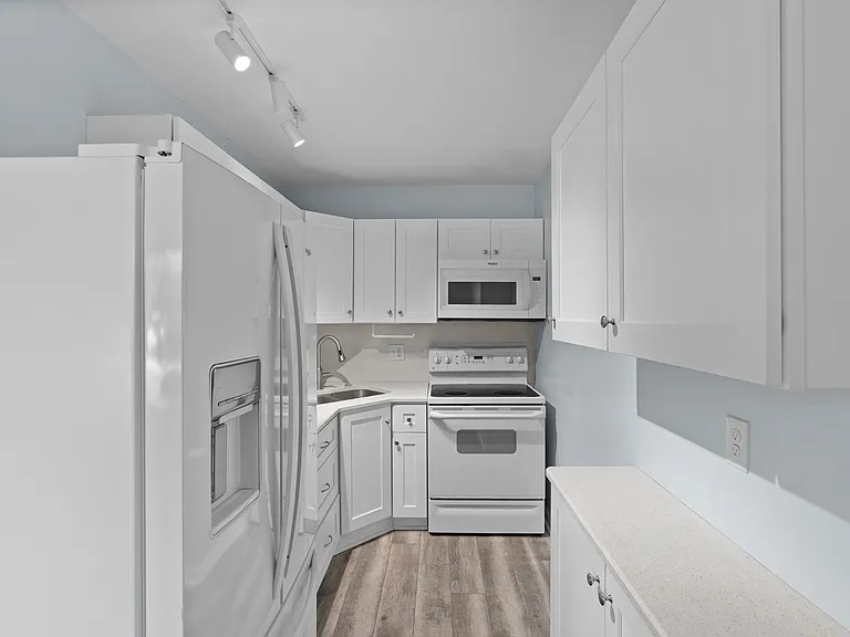 209 NE Lincoln Cir N #109 — Photo 7