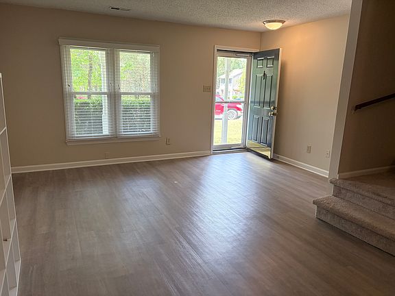 Living room/dining area