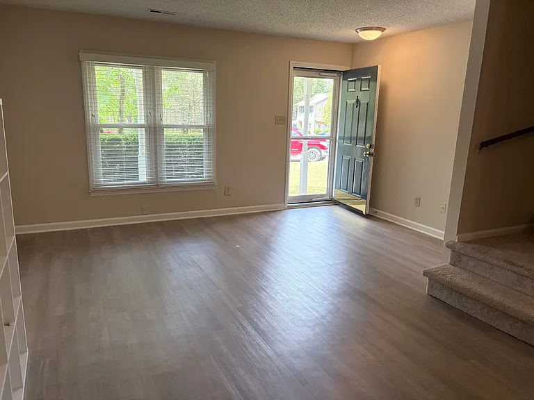 Living room/dining area