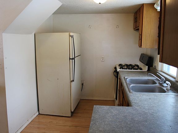 2nd image of 725 E 7th St