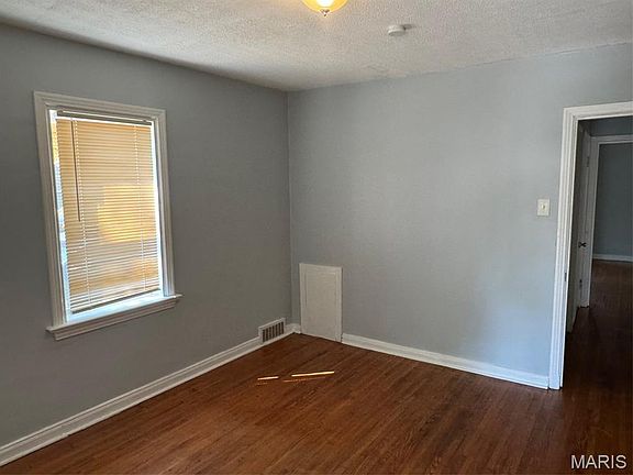 3rd image of 37 Lee Ave