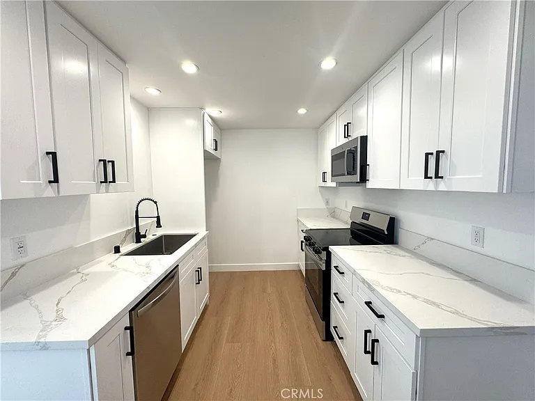 6860 Aura Ave — Photo 4