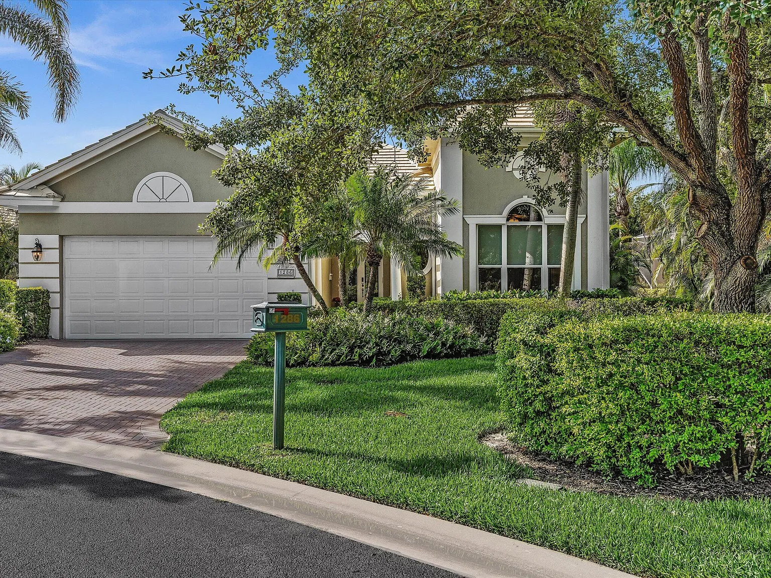 4 bed, 2.5 bath, 2754 sqft, $6,500 — Photo 2