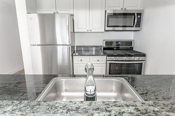 Rented by Lisa Management | media 27