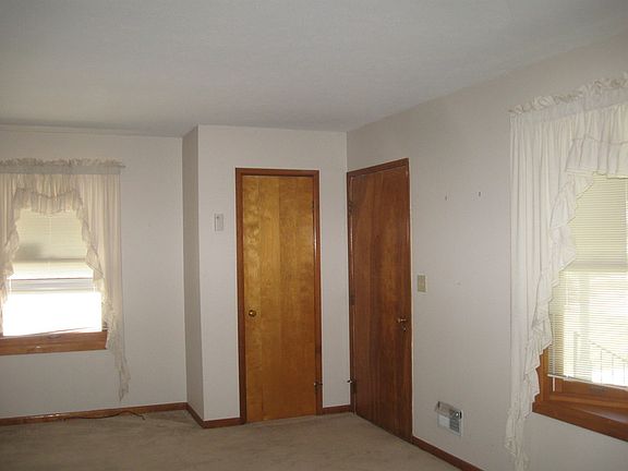 5th image of 403 Southdale Dr