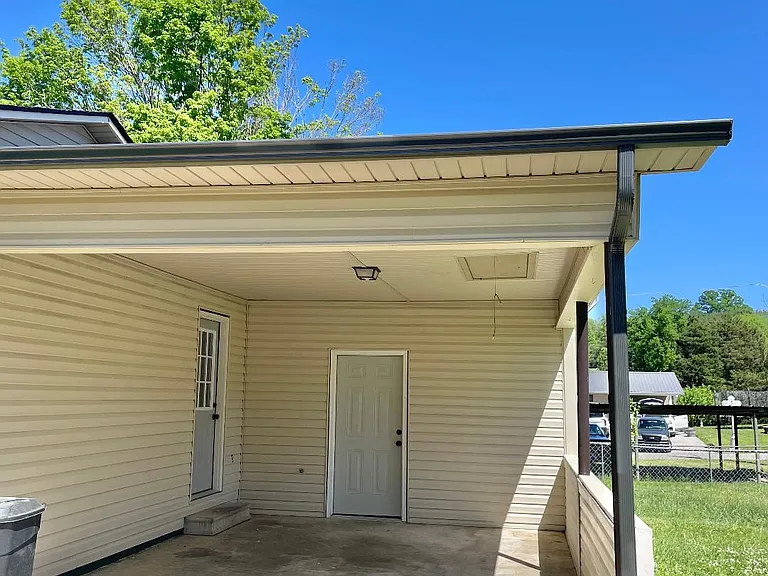 212 Hawkins Rd — Photo 3