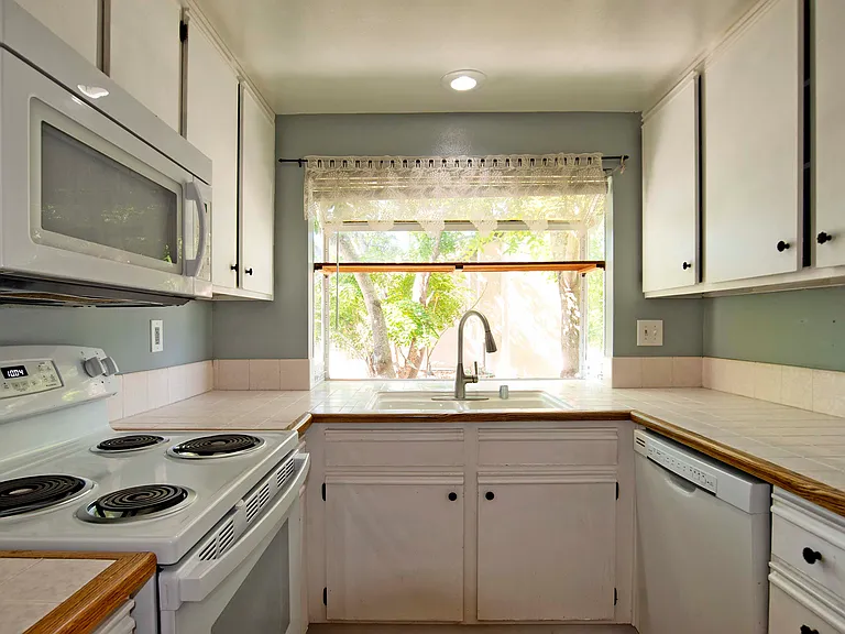157 Stanford Ct — Photo 5