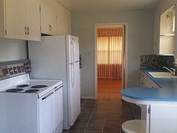 4th image of 2620 Louise Ave W